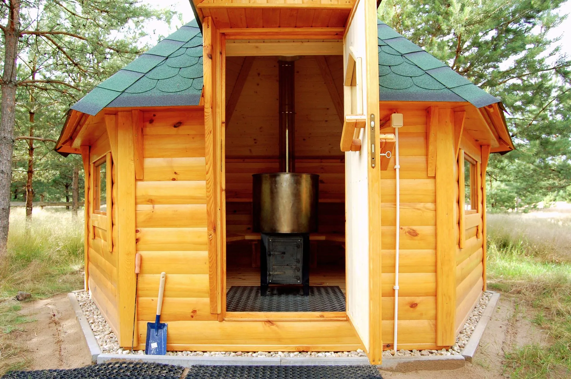 Sauna fińska w otoczeniu drzew