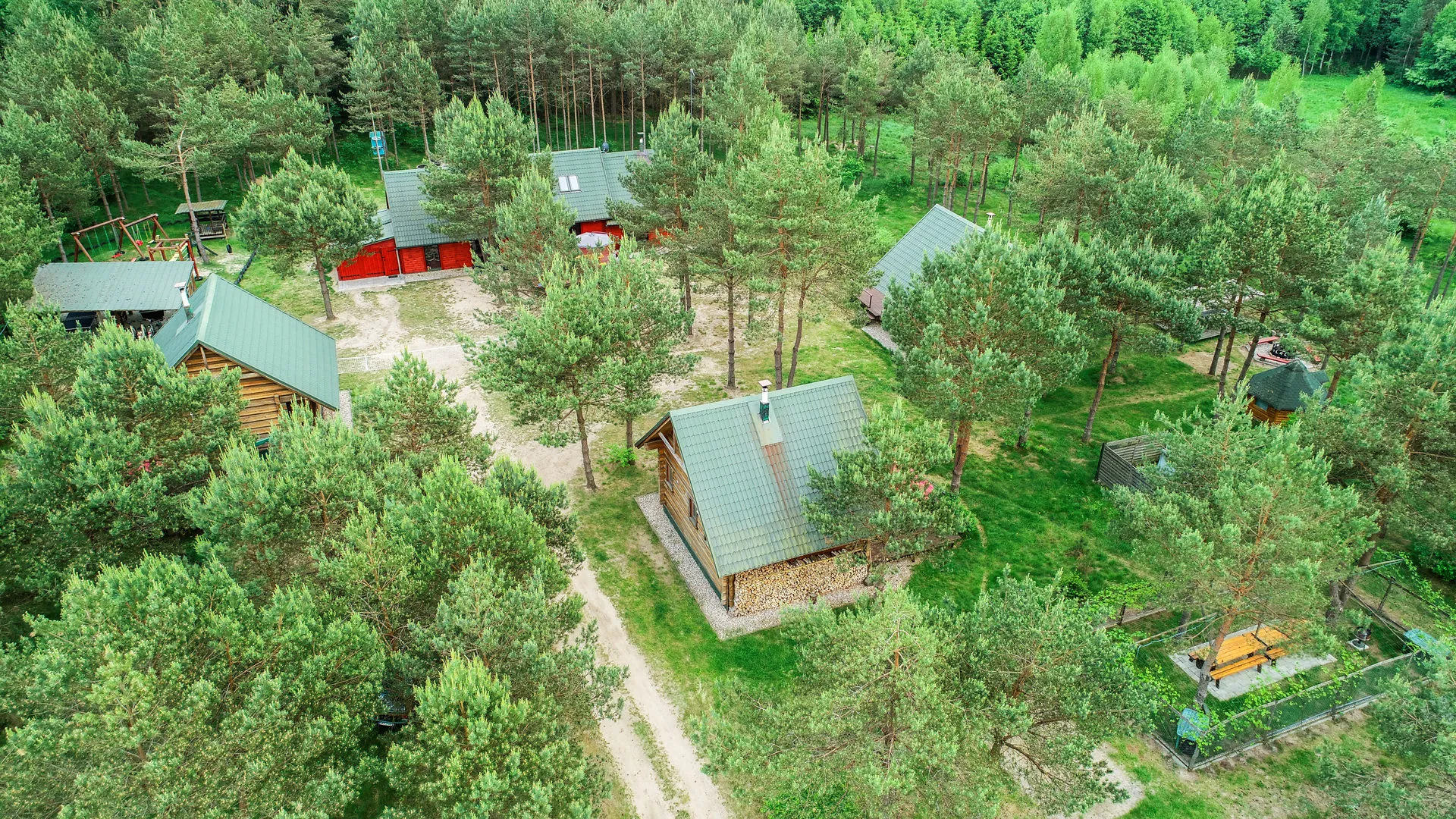 Ośrodek z lotu ptaka, domy, wiata i plac zabaw